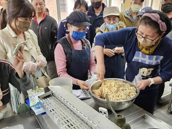 《114年度產業人才投資計畫-中式點心及異國料理實務班開訓及兒時記趣爆米香》114.03.16圖片
