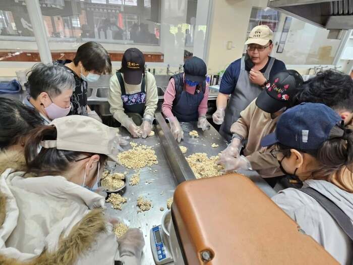 《114年度產業人才投資計畫-中式點心及異國料理實務班開訓及兒時記趣爆米香》114.03.16圖片