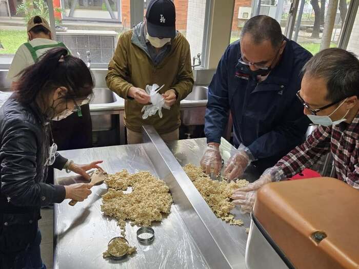 《114年度產業人才投資計畫-中式點心及異國料理實務班開訓及兒時記趣爆米香》114.03.16圖片