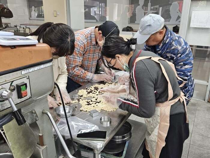 《114年度產業人才投資計畫-中式點心及異國料理實務班開訓及兒時記趣爆米香》114.03.16圖片