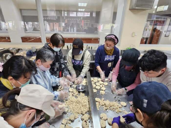 《114年度產業人才投資計畫-中式點心及異國料理實務班開訓及兒時記趣爆米香》114.03.16圖片