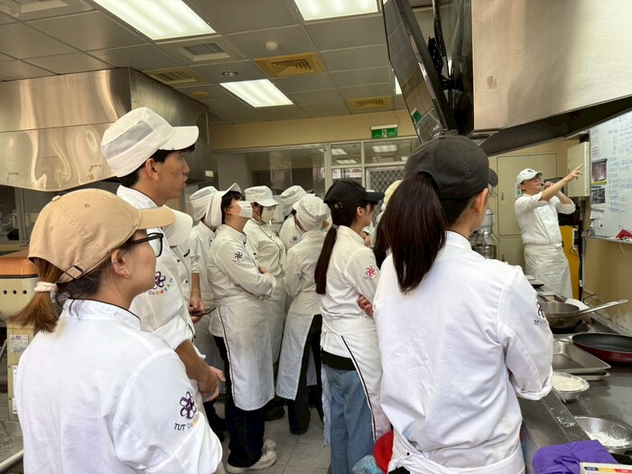 《中式麵食加工-水調麵類&發麵類丙級示範實作雙證照班》(115.01.20)圖片