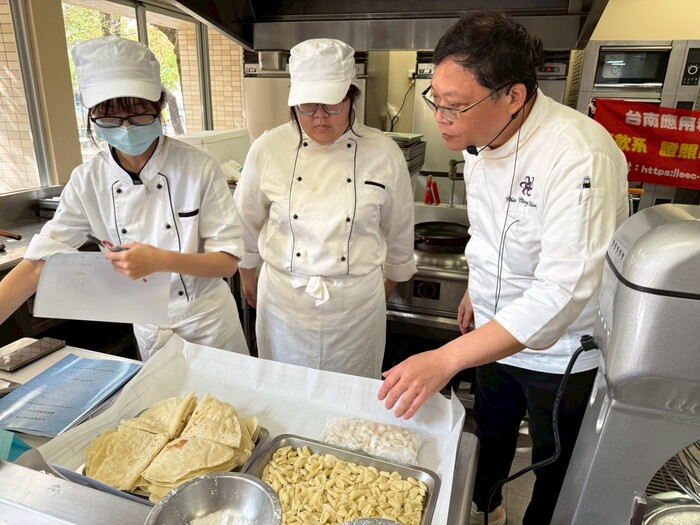 《中式麵食加工-水調麵類&發麵類丙級示範實作雙證照班》(115.01.20)圖片