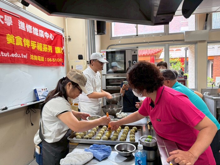 《年節伴手禮系列-紅土鹹鴨蛋&蛋黃酥製作班》(114.10.03)圖片