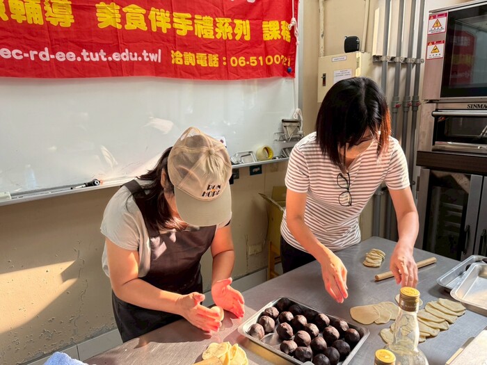 《年節伴手禮系列-紅土鹹鴨蛋&蛋黃酥製作班》(114.10.03)圖片